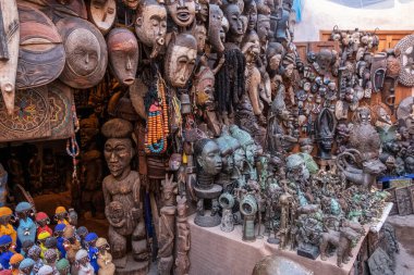 Marakeş Fas 'taki Jemaa el-Fnaa meydanı yakınlarındaki Medine' de bir çarşıda satılık kabile maskeleri. Yüksek kalite fotoğraf