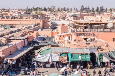 Marakeş Medine 'deki Jemaa el-Fnaa Meydanı' nın yeşil tenteleriyle klasik market. Yüksek kalite fotoğraf