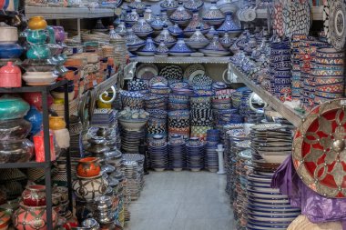 Marakeş, Fas 'ta Medine' nin çarşısında satılık renkli çömlekler.