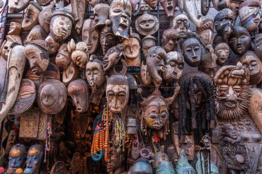 Marakeş Fas 'taki Jemaa el-Fnaa meydanı yakınlarındaki Medine' de bir çarşıda satılık ürkütücü kabile maskeleri. Yüksek kalite fotoğraf
