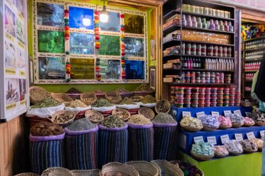 Baharatlar, sabunlar ve bitkiler Marakeş Fas 'ta Medine' de bir çarşıda satılıyor. Yüksek kalite fotoğraf
