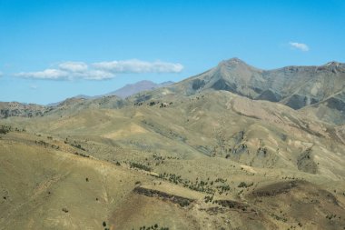 Marakeş 'ten Sahara Çölü' ne giden yol boyunca Fas 'taki Atlas Dağları' nın sonsuz manzarası. Yüksek kalite fotoğraf