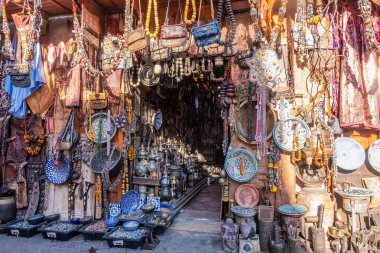 Marakeş Fas 'ta Medine' de bir çarşıda satılık çantalar ve ev aksesuarları. Yüksek kalite fotoğraf