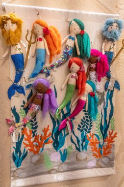 Denizkızı bebekleri, yaz ortasında Santorini Adası 'nda bir duvarda sanat eseri olarak kullanılıyor.