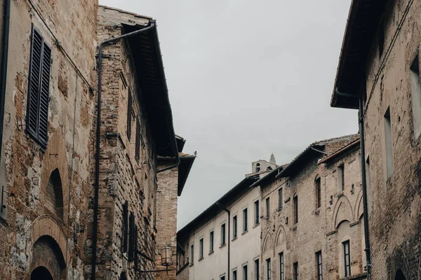 中世トスカーナの町の魅力的な石畳の通り ジミニャーノ San Gimignano イタリア北中部のトスカーナ州シエナ県にある小さな城壁のある中世の丘の町である ファインタワーの町として知られる — ストック写真
