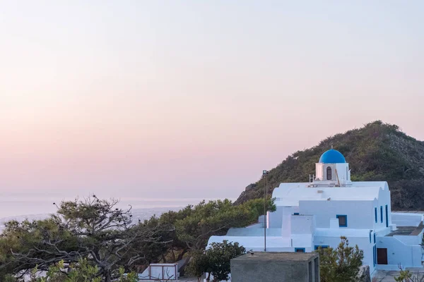 日没時にギリシャのサントリーニ島の教会の白と青の鐘楼 — ストック写真