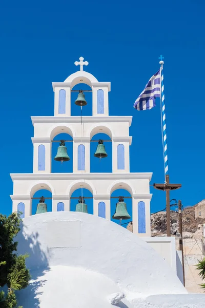 Біла Світло Блакитна Дзвіниця Церкви Санторіні Грецьким Прапором — стокове фото