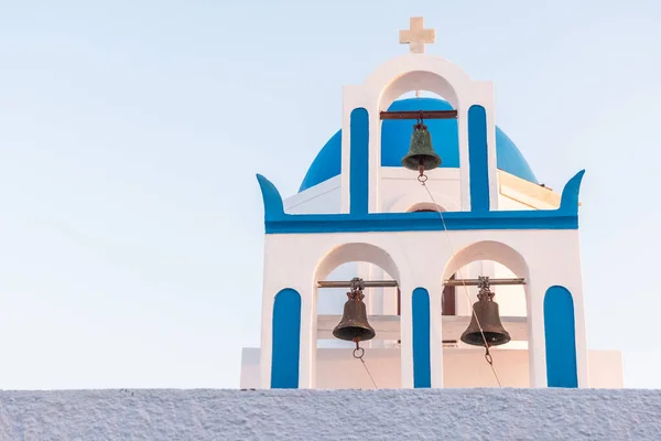 Bílá Modrá Zvonice Kostela Santorini Řečtině Době Západu Slunce — Stock fotografie