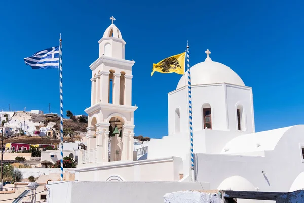 Εκκλησία Και Καμπαναριό Τυπικό Ελληνικό Στυλ Στη Σαντορίνη Σημαία Της — Φωτογραφία Αρχείου