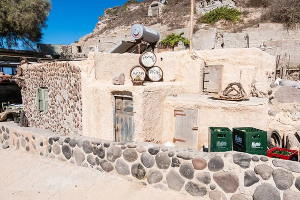 Vtipný Rybářský Dům Obchody Vínem Pivních Krabic Santorini Pláži Řečtině — Stock fotografie