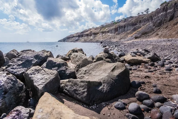 회색빛으로 산토리니 해안의 바위들을 — 스톡 사진