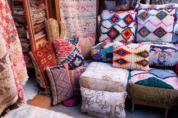 Marakeş Fas 'taki Jemaa el-Fnaa meydanı yakınlarındaki Medine' de bir çarşıda satılık renkli yastıklar. Yüksek kalite fotoğraf