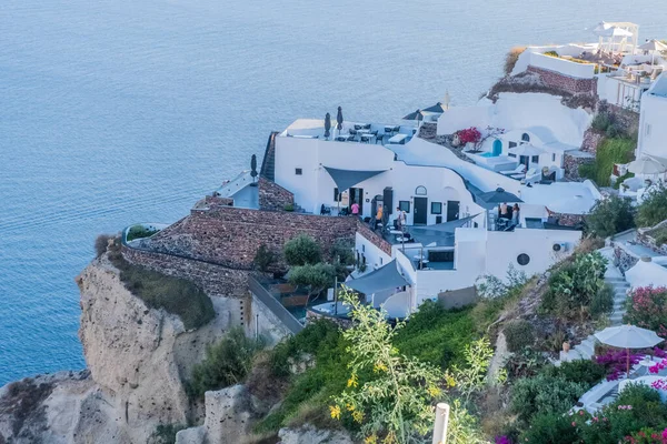 Santorini Adasının Sahil Şeridindeki Tipik Beyaz Evin Güzel Manzarası Yunanistan — Stok fotoğraf