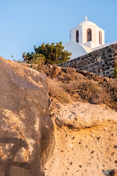 Una Iglesia Blanca Pico Montaña Isla Santorini Grecia — Foto de Stock