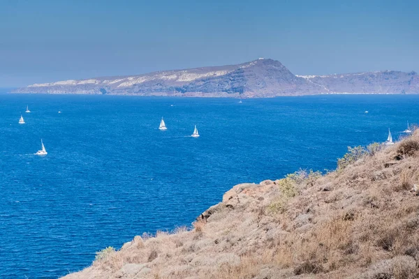Морські Човни Пливуть Блакитними Водами Затоки Вулканічного Острова Санторіні Греція — стокове фото