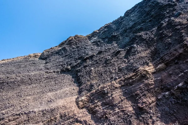 希腊桑托里尼红滩岩石海岸的红土 — 图库照片