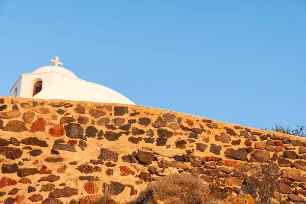 Bílý Kostel Vrcholu Hory Ostrově Santorini Řečtině — Stock fotografie
