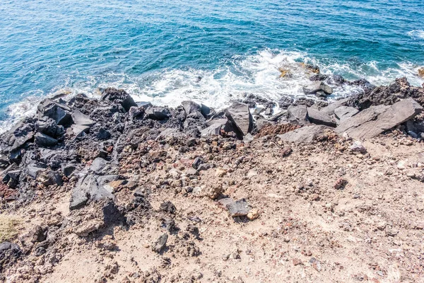 Mar Cristalino Acaricia Las Rocas Oscuras Costa Isla Santorini Grecia —  Fotos de Stock