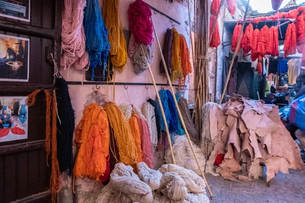 Wol Draden Van Verschillende Gekleurde Materialen Hangen Koop Een Souk — Stockfoto