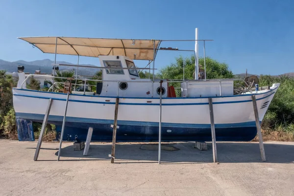 夏のクレタ島の魅惑的な美しさは この魅惑的なマイクロトゥックの写真のコレクションを通して探ります 賑やかな港から古い放棄されたボートの天気の魅力まで これら — ストック写真