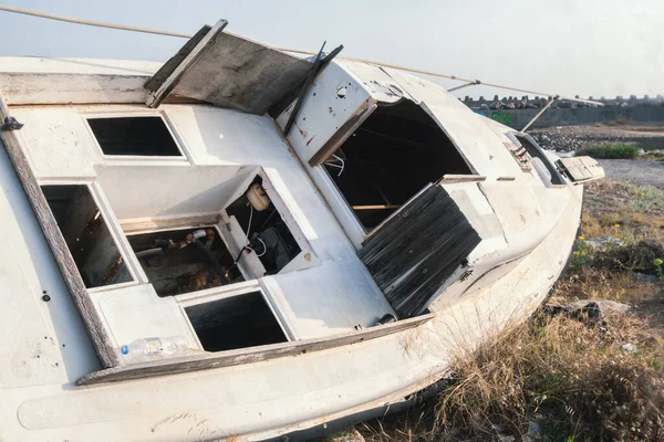 Bu yıpranmış ve terk edilmiş eski tekne, zamanın akışının ve içinde barındırdığı hikayelerin bir kanıtı olarak sessizce kıyıda duruyor..