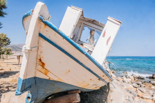 Yıpranmış Terk Edilmiş Eski Tekne Zamanın Akışının Içinde Barındırdığı Hikayelerin — Stok fotoğraf