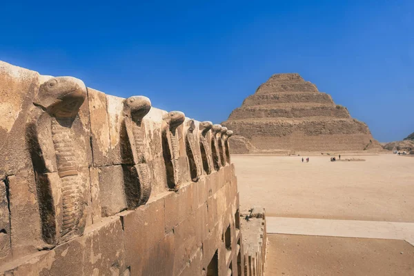 Saqqara Beherbergt Den Ältesten Der Geschichte Bekannten Steinkomplex Die Pyramide lizenzfreie Stockbilder