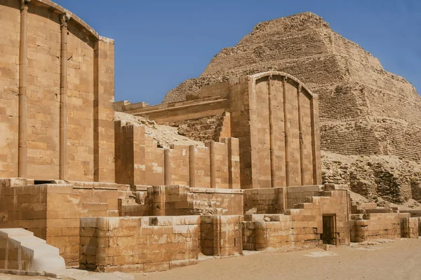 Saqqara Beherbergt Den Ältesten Der Geschichte Bekannten Steinkomplex Die Pyramide Stockbild