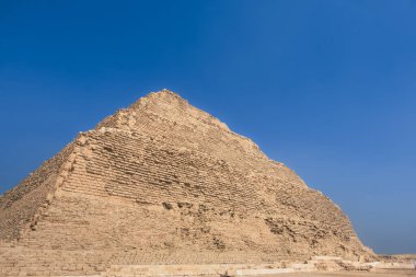 Saqqara, tarihte bilinen en eski taş bina kompleksine, Üçüncü Hanedan döneminde inşa edilen Djoser Piramidine sahiptir. Mısır 'ın bir sembolü olan görkemli Saqqara Piramitleri Kompleksi' ne hayran kaldım.