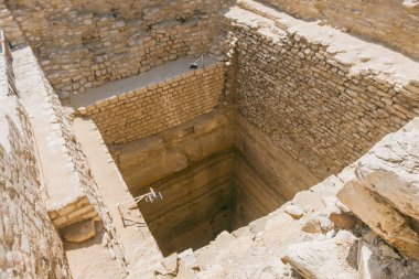 Saqqara, tarihte bilinen en eski taş bina kompleksine, Üçüncü Hanedan döneminde inşa edilen Djoser Piramidine sahiptir. Saqara Basamağı Piramidinin karmaşık detaylarına yakınlaş.