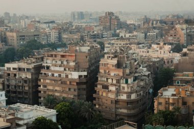 Cairos 'un şehir nabzını yukarıdan hissedin. Şehrin enerjisi ve canlılığı tam ekrana yansıyor. Tarihin dinamik bir harmanı olan Kahire 'nin karmaşık kentsel duvar halısına tanık olun.