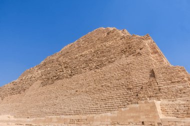 Saqqara, tarihte bilinen en eski taş bina kompleksine, Üçüncü Hanedan döneminde inşa edilen Djoser Piramidine sahiptir. Saqqara Piramitleri Kompleksi 'nin dinginliğini hissedin.