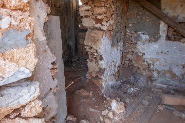 Yazın Girit 'in büyüleyici güzelliğini bu büyüleyici mikro-tok fotoğraf koleksiyonuyla keşfedin. Hareketli limandan eski terk edilmiş teknelerin yıpranmış cazibesine.