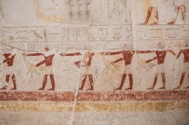 Saqqara tarihte bilinen en eski taş bina kompleksine sahip, Üçüncü Hanedan döneminde inşa edilen Djoser Piramidi..