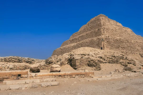 萨卡拉拥有历史上最古老的完整的石砌建筑群 朱塞金字塔 建于第三王朝 在萨卡拉金字塔的日出上迎接这美妙的一天 — 图库照片