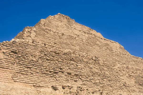 体验萨卡拉金字塔的宁静 一个古老的历史与宁静交汇的地方 萨卡拉拥有历史上最古老的完整的石砌建筑群 金字塔 — 图库照片