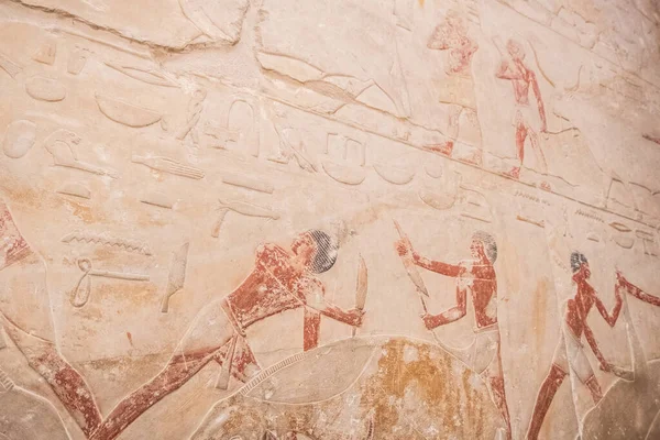 Saqqara는 역사상 알려진 오래된 완전한 복합체 지어진 Djoser의 피라미드를 포함합니다 — 스톡 사진