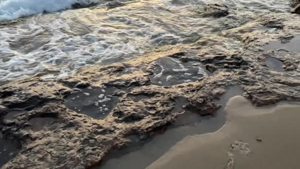 Slo Motion Shoreline Harmony Tengeri Hullámok Waters Edge Nél Kiváló — Stock videók
