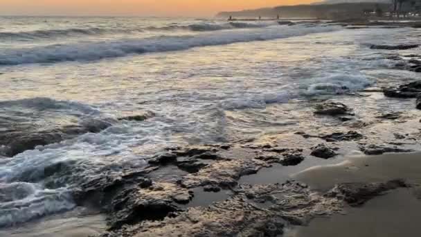 海洋性愛 海岸を愛する波 高品質の4K映像 海の波が海岸線の魅惑的な抱擁を満たすように穏やかなセレナードをお楽しみください — ストック動画