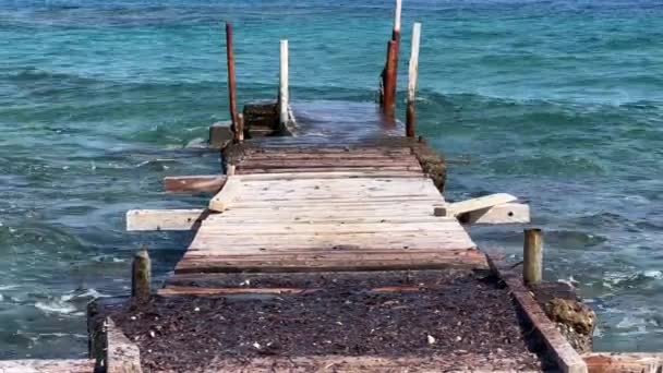 Girit Teki Engebeli Skele Yüzleşen Dalgalar Yunanistan Girit Kentinde Yaz — Stok video