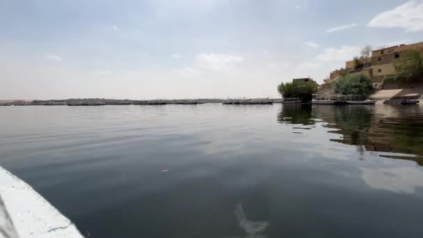 Tranquil Nile Lone Small Boat Meio Águas Serenas Imagens Alta — Vídeo de Stock