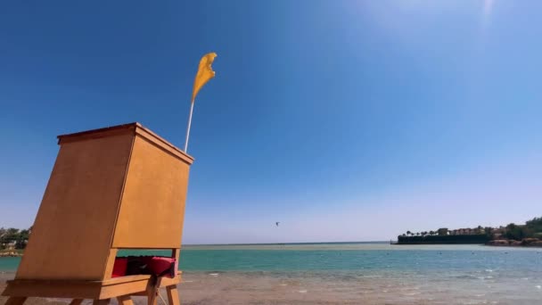 エジプトのライフガードタワー 黄色い旗を持つ強い風の中で 高品質の4K映像を公開しました エジプト沿岸の美しさの活気に満ちたエッセンスをライフガードタワーとして捉え 強力な風に耐えることができます — ストック動画