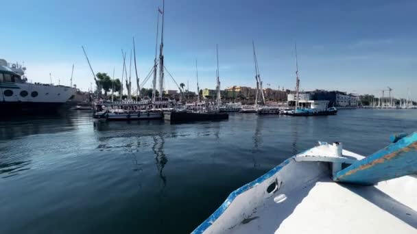 Fahajó Érkezés Luxors Nile Dockside Kiváló Minőségű Felvétel Tekintse Meg — Stock videók