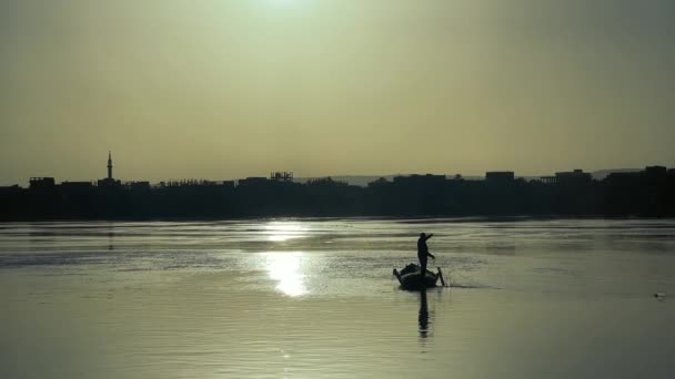 Nil River Serenity Fischer Sunset Net Ritual Hochwertiges Filmmaterial Erleben — Stockvideo