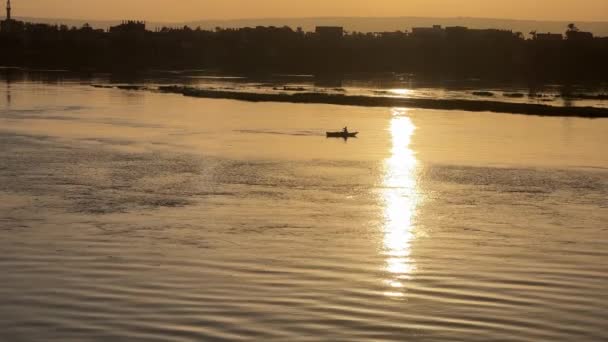 Golden Nile Serenity Rybář Při Západu Slunce Kvalitní Záběry Zachyťte — Stock video