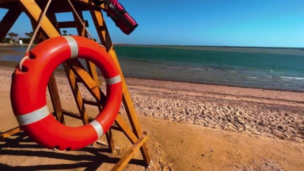 Стражи Безопасности Lifebuoy Lifebuoy Tower Высококачественные Кадры Обеспечивая Безопасность Вдоль — стоковое видео