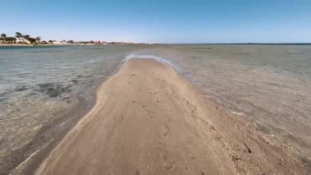 シャロー ウォーターズ オアシス 遠隔地から遠く離れたサンドバンク 高品質の4K映像を公開しました 文明の喧騒から離れた静かな浅い水に抱かれたこの隠れた砂の岸で至福を体験してください — ストック動画
