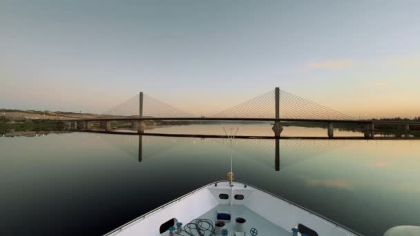 Nil Sunrise Serenity Cruise Ship Bridge Kvalitní Záběry Přijměte Eleganci — Stock video