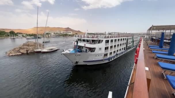 Aswans Búcsú Cruise Ship Beállítja Vitorlát Kikötőből Kiváló Minőségű Felvétel — Stock videók