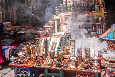 Mısır 'ın yaz aylarını, piramitlerin, Sfenksin büyüleyici görüntüleri ve Aswan' dan Luxor 'a manzaralı bir Nil seyahati ile yaşayın. Kendinizi antik tarihe ve canlı manzaralara daldırın. Kahire 'nin kültürel mozaiğinin kalbine canlı bir şekilde adım atın.